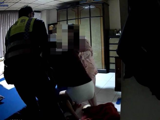 患病男深夜摔落床妻無力救，桃園暖警趕至伸援手。(翻攝照片／蔡依珍桃園傳真)