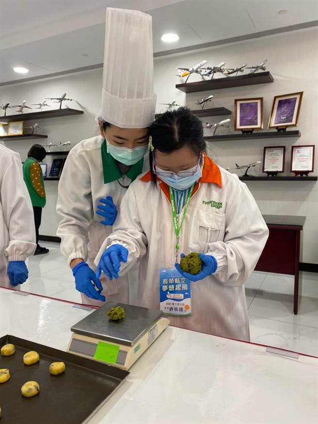 长荣空厨五星级厨师亲自指导学生制作空厨餐点。（三重商工提供／李俊淇新北传真）