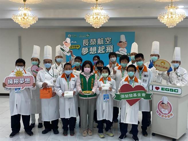 50名特教生进入航空管制区制作餐点，一圆空中厨神的梦想。（三重商工提供／李俊淇新北传真）