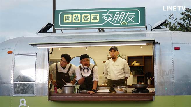 黄秋生（右起）、KID、宋柏纬主持的《开着餐车交朋友》节目把餐车开到垦丁大街。（LINE TV提供）