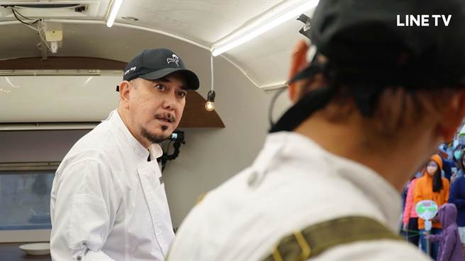 黄秋生（右起）、KID、宋柏纬主持的《开着餐车交朋友》节目把餐车开到垦丁大街。（LINE TV提供）