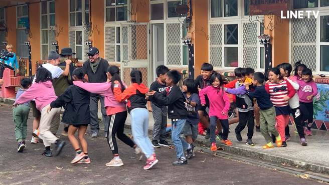 黄秋生（右起）、KID、宋柏纬《开着餐车交朋友》与原住民小朋友一起运动。（LINE TV提供）
