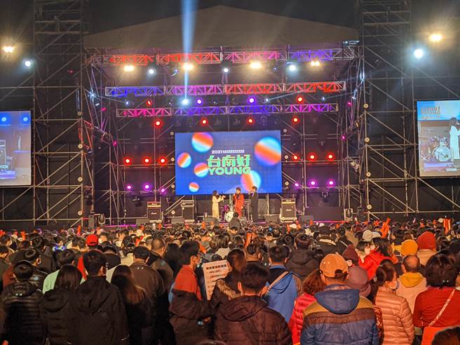 台南市政府晚间在新营举办「台南好YOUNG-青春流行夜」演唱会，採限量实名制，吸引2000民眾进场同欢。（庄曜聪摄）