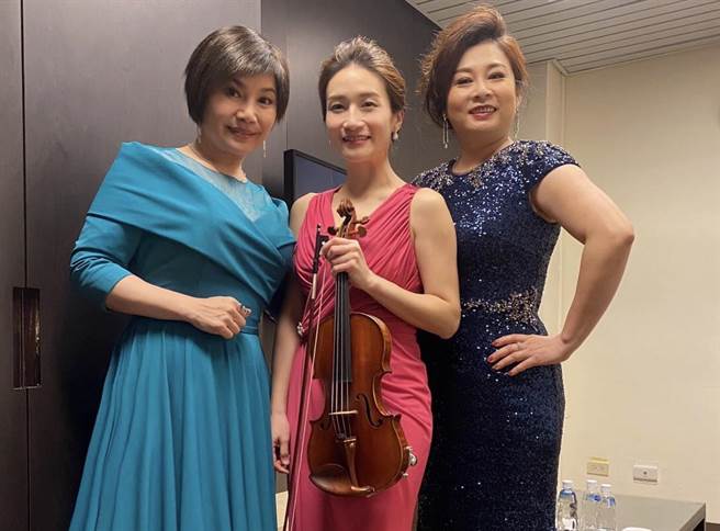 唐美云（左起）与湾生乐团小提琴首席梁茜雯、知名女高音林锦如一起在「臺湾的声音2021新年音乐会」演出。（唐美云歌仔戏团提供）