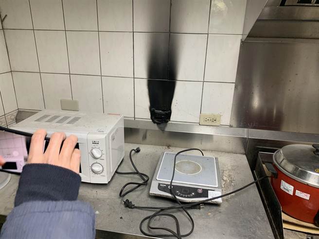 金門烈嶼分院今晚傳出地下室廚房火警意外，未釀成任何重大災情之一。（金門縣消防局提供）