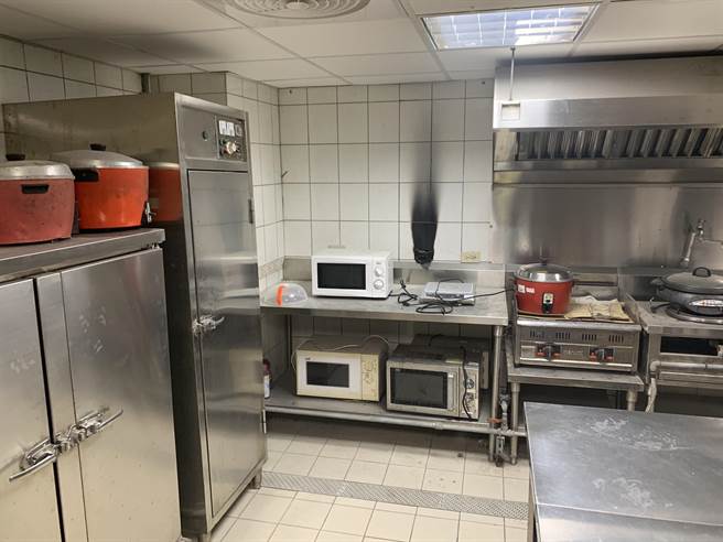 金門烈嶼分院今晚傳出地下室廚房火警意外，未釀成任何重大災情之二。（金門縣消防局提供）