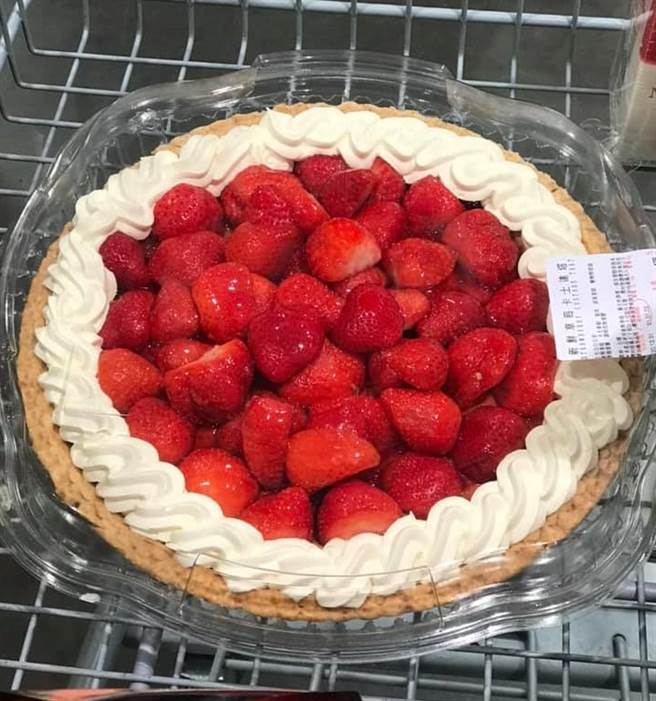 一位网友分享，为了等待这款超受欢迎的甜点出炉，竟在甜点区站了半小时等补货。（图撷自好市多商品经验老实说）