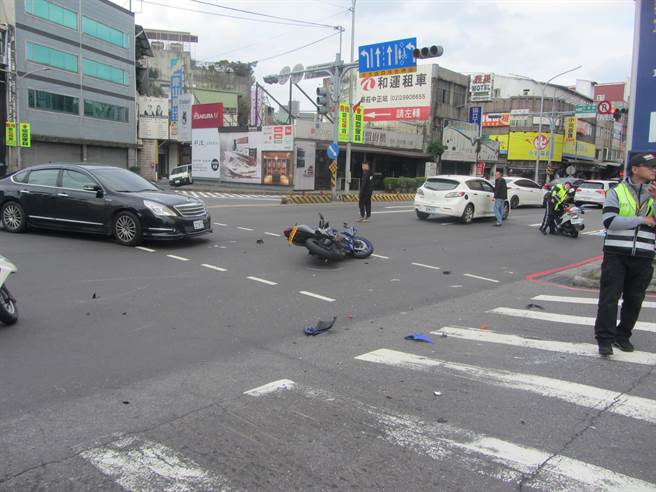 警方到场处理交通事故。（翻摄画面／李俊淇新北传真）