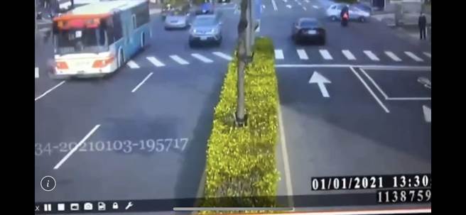 汽车左转与直行机车发生碰撞。（翻摄画面／李俊淇新北传真）