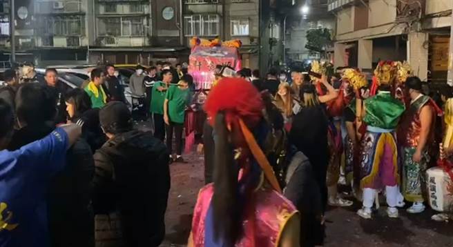 宫庙绕境又变街头乱斗 影片曝光金纸也变武器（图片截自影片）