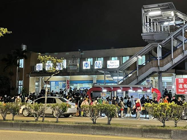 內壢站旅客下車接駁情形。 (民眾提供）