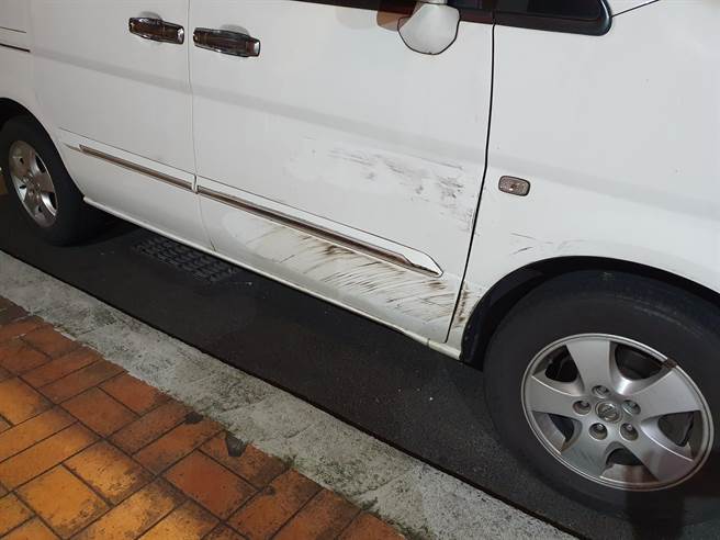 嫌犯仍衝撞2部汽車、1輛機車，造成民眾1人受傷，所幸僅輕傷無礙。（葉書宏攝）