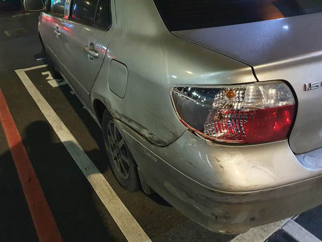 嫌犯仍衝撞2部汽車、1輛機車，造成民眾1人受傷，所幸僅輕傷無礙。（葉書宏攝）