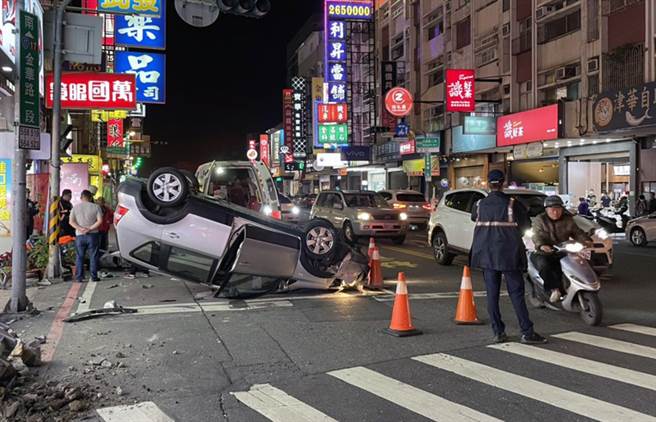 蔡姓男子驾驶自小客车疑因未注意车前状况，撞及2车及红绿灯号志箱后翻覆。（读者提供／洪荣志台南传真）