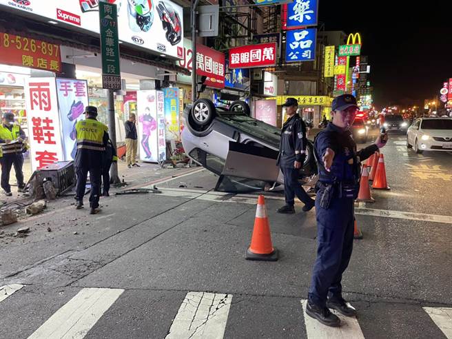 蔡姓男子自小客车翻覆后，员警在现场指挥交通。（读者提供／洪荣志台南传真）