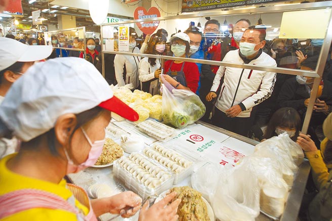 民进党政府玩两面手法，贸然开放莱猪进口，出状况时只会欺负老百姓，还营造关注民生、民意的假象。图为新北市长侯友宜至泰山市场视察猪肉标示及来源凭证保留。（杜宜谙摄）