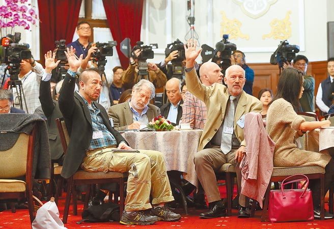 外交部統計，去年國際媒體進駐我國趨勢呈正成長。圖為外籍記者於總統府茶敘中踴躍提問。（總統府提供）