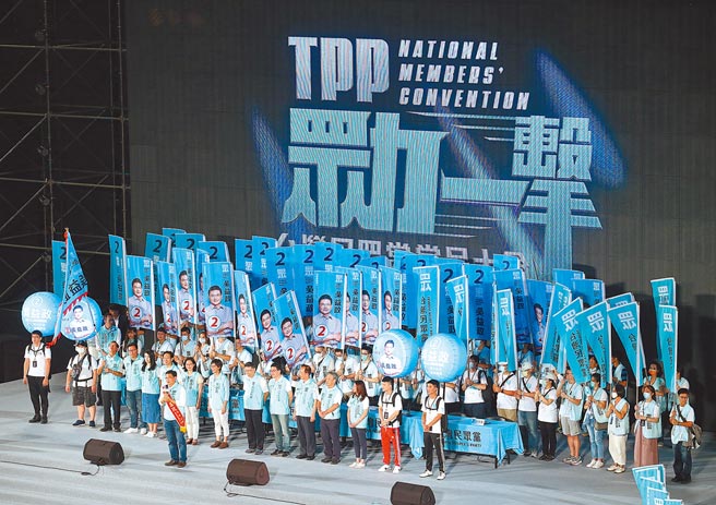 2022年縣市議員選舉，民眾黨嚴陣以待，希望全國遍地開花。圖為高雄市長補選民眾黨候選人吳益政（前中）造勢。（本報資料照片）