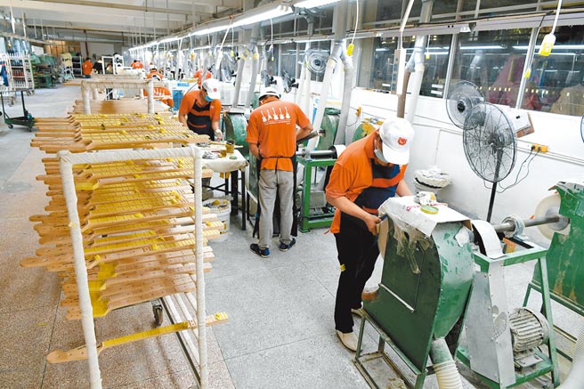 福建省昨公布首批共225条的「台胞台企同等待遇清单」，较受关注的是在福建自贸区内的台企可申请注册为大陆企业，台胞可担任市政顾问及国有企业管理职务。图为漳州台资企业生产车间。（中新社）