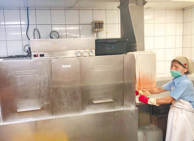 69岁杨赵玉琴在高雄寒轩国际大饭店退休后再回聘，主因是不想成为孩子负担。（寒轩提供／柯宗纬高雄传真）