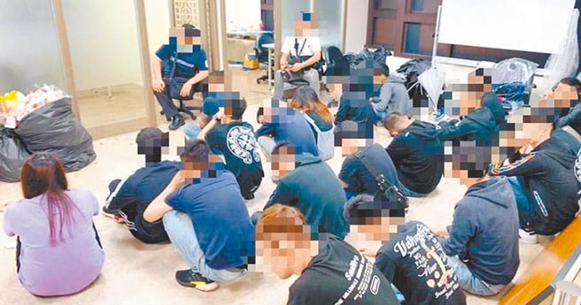 警方多次破获不法赌博机房，但去年竟有8成都认定不符赌博罪构成要件，图为警方破获赌博机房查获眾多嫌犯。（本报资料照片）