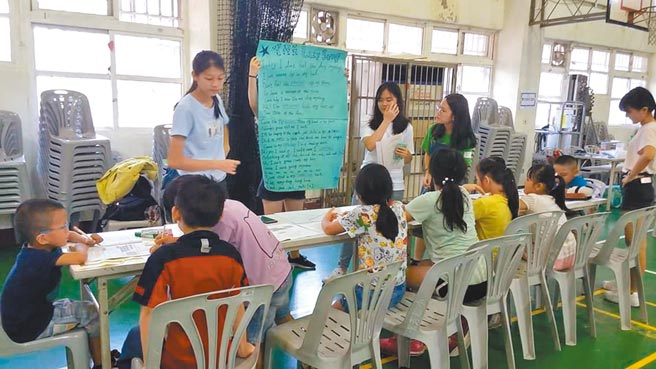 12年国教订有「服务学习」项目，幼儿园、社福机构、图书馆、博物馆、偏乡教学都可以是服务学习地点。（本报资料照片）