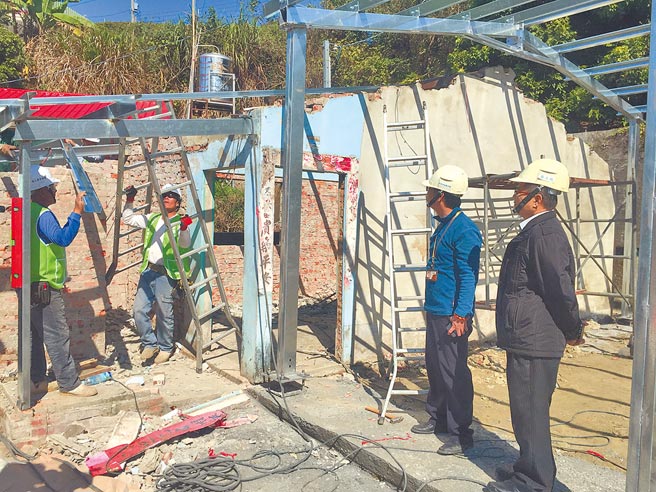 台南市政府劳工局「做工行善团」至台南市官田区大崎里协助修屋，此案工程浩大，光是材料费就要70万元。（台南市劳工局提供／刘秀芬台南传真）