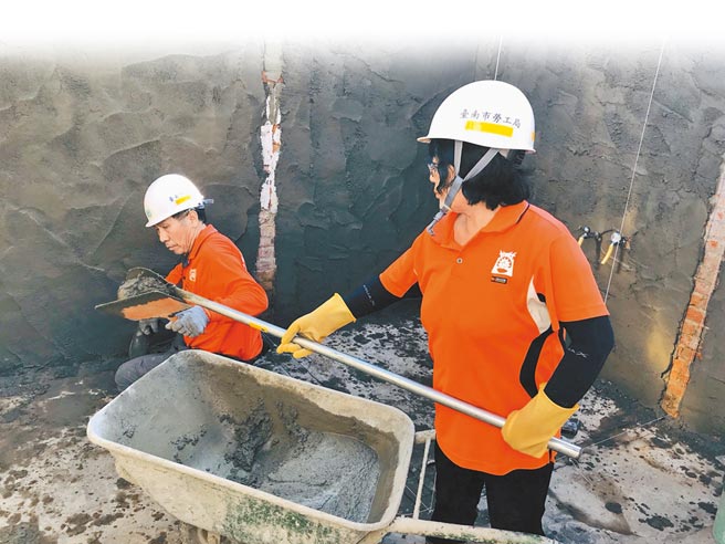 庄德发（左）与邱秋月夫妻一起加入台南市府劳工局「做工行善团」当志工。（台南市泥水业职业工会提供／刘秀芬台南传真）