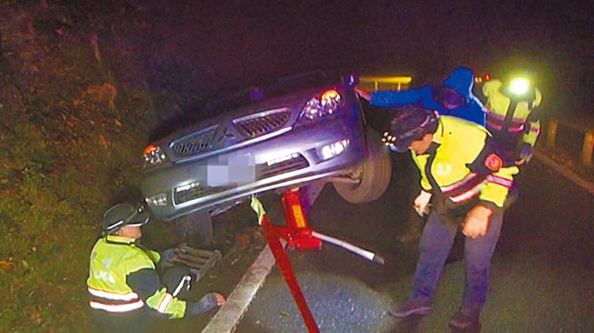 元旦连假，到合欢山追日的游客意外状况多，有不熟路况的游客，车轮掉到山沟动弹不得，向警方求助。下周冷气团又将来袭，太管处提醒登山民眾注意。（新城警分局提供／王志伟花莲传真）