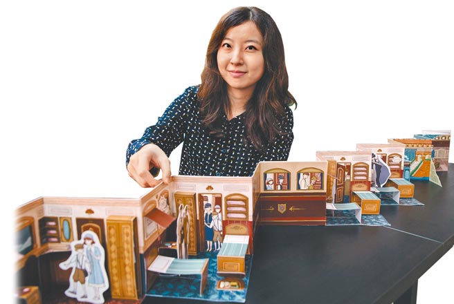受到阿嘉莎．克莉丝蒂《东方快车谋杀案》启发，插画家郑星慧设计出结合娃娃屋和手风琴式立体书，每个跨页就是一节车厢、一段故事，让读者彷佛也坐上火车，深陷精采的推理谜题。（郭吉铨摄）