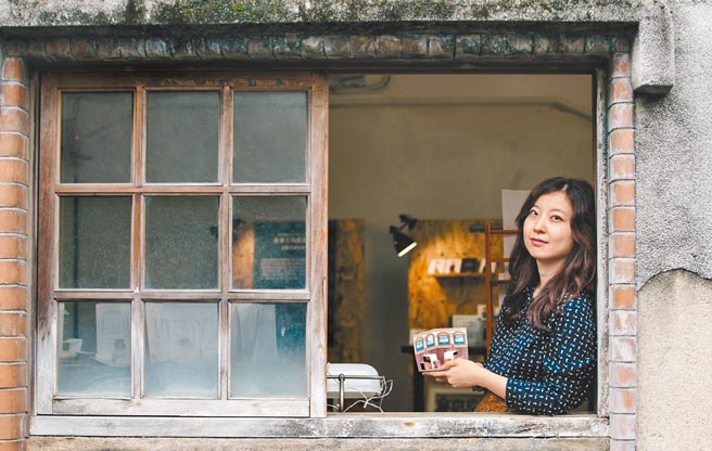 鄭星慧繪本《相愛是一種循環》，從書的正面來看，是相愛的故事，但從最後一頁翻回來，卻是心碎的故事，呈現愛情一體兩面。（郭吉銓攝）