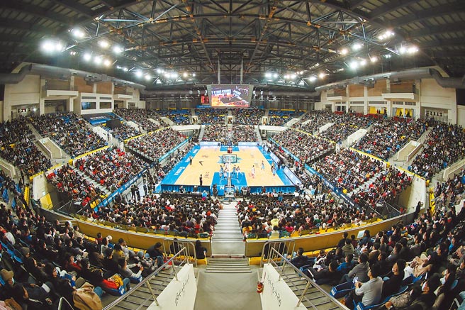 台北富邦勇士队2日迎战桃园领航猿队，吸引大批球迷进场观战。（中央社）