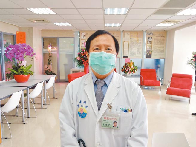 新竹马偕医院感染科医师曾政尹提醒民眾做好防疫，勤洗手、戴好口罩还要保持身体健康。（邱立雅摄）