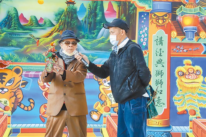 88歲的黃俊雄（左）拿著父親黃海岱留下的戲偶，演出經典橋段為父祝壽。（張朝欣攝）