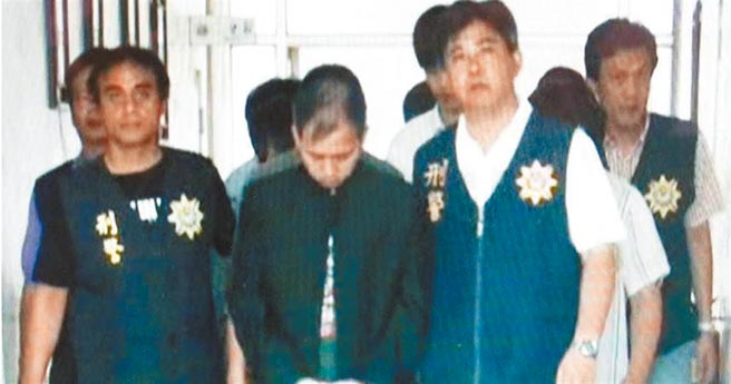 黄少华（前排中）涉嫌诱骗2名未成年少女从事色情行业，被高雄地院依违反《儿童及少年性剥削防制条例》判刑4年10月，併科10万元罚金，可上诉。（本报资料照片）