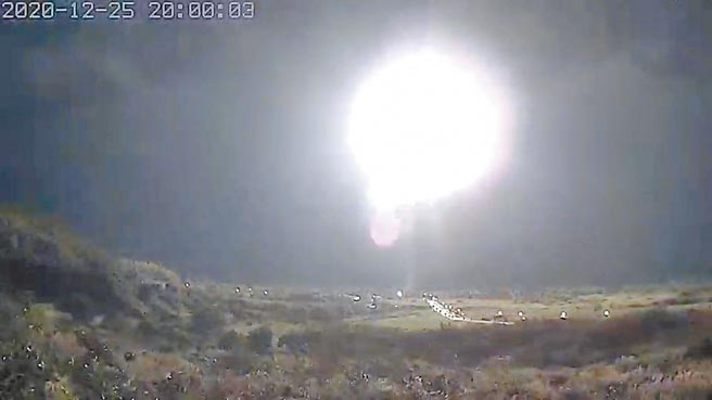 国家中山科学研究院继去年12月25日在台东成功及屏东九鹏试射无限高飞弹后，根据渔业署通报，2021年将在1月7日及8日于九鹏基地试射。图为去年12月台东成功试射照片。（蔡旻妤摄）