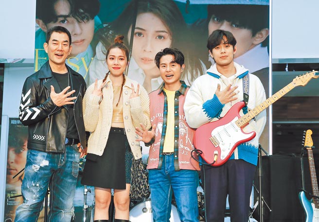 任贤齐（左）昨到告五人的签唱会站台。（卢祎祺摄）