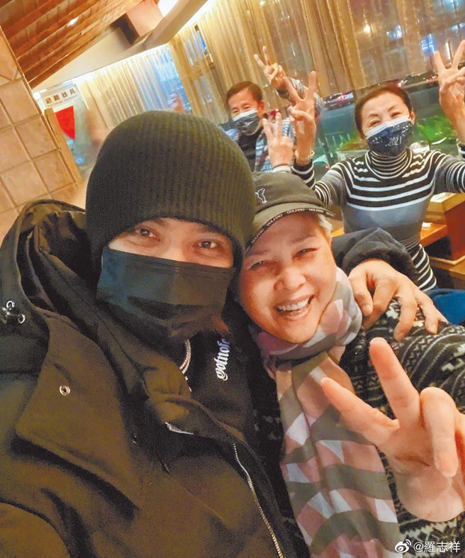 小猪（左）元旦拥抱妈妈开心合照。（摘自微博）