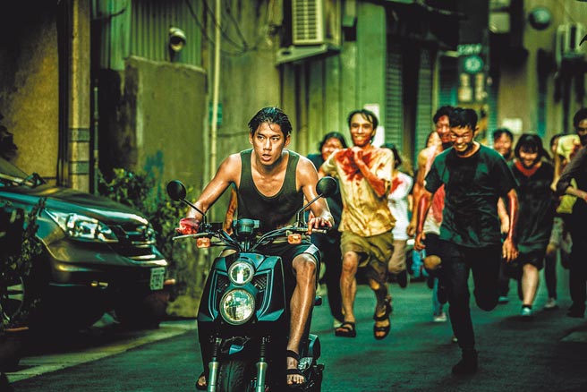 朱轩洋（前）在《哭悲》拍摄需歷经2小时特殊化妆。（麻吉砥加提供）