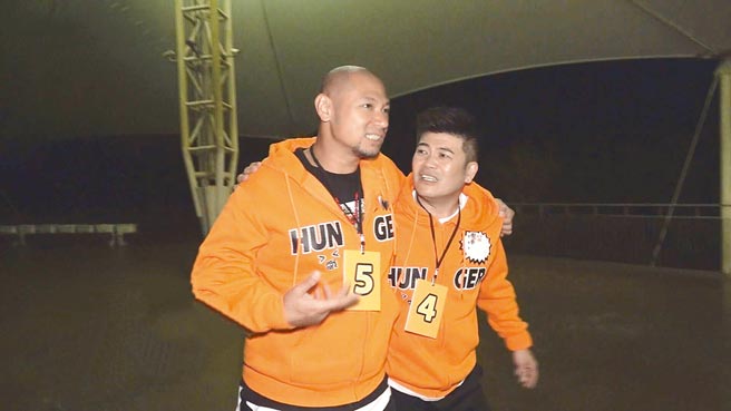 金刚（左）和马国毕参加《飢饿游戏》录影。（中视提供）