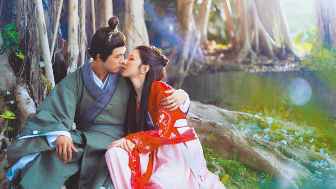 賀軍翔（左）、邵雨薇《天巡者》古裝扮相隨著劇情登場。（三立提供）