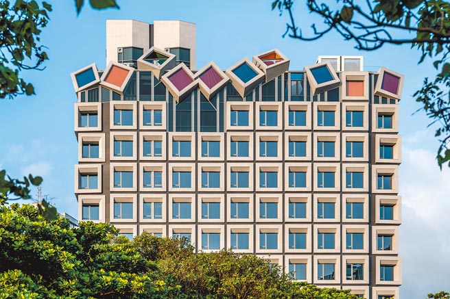 台中大毅老爺行旅頂樓吸睛的彩色幾何為星空房，僅6間。（台中大毅老爺行旅提供）