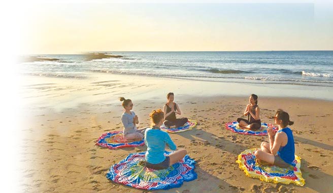 「循秘旅途」專案房客能加價參加於海灘上舉辦的冥想靜心瑜珈。（岩升創意提供）