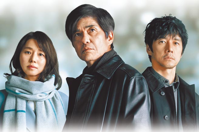 石田百合子（左起）、佐藤浩市与西岛秀俊携手主演电影。（可乐电影提供）