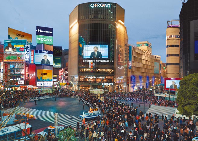 团队耗资3亿日元与眾多临演，完美再现东京涩谷的繁忙交叉路口。（可乐电影提供）