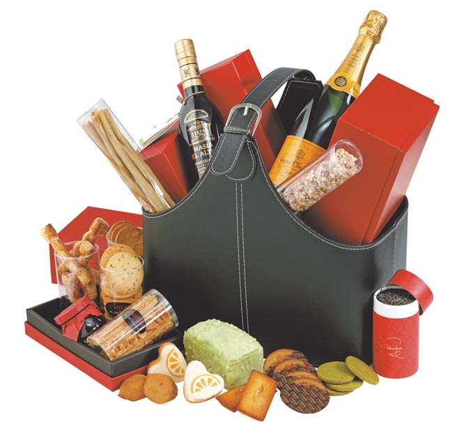 3 SOGO復兴馆侯布雄法式精品甜点，侯布雄新年礼篮售价8280元，2021年1月31日前订购享95折优惠。（SOGO提供）