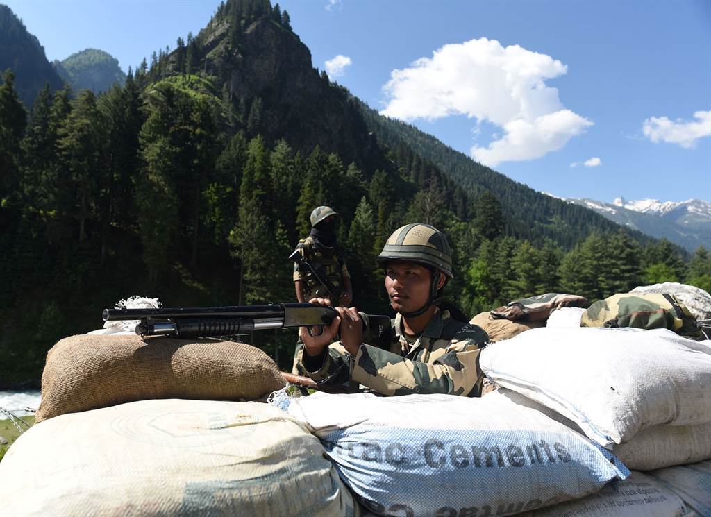 印度边界安全部队（Border Security Force）2020年6月17日在通往拉达克（Ladakh）的公路哨站防守。（达志图库/TGP）(photo:ChinaTimes)