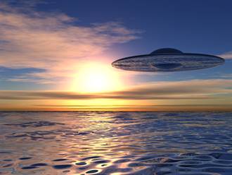 影》藍色巨大UFO快速飛越夏威夷 無聲掉入海