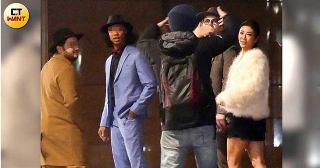 Des依偎在法比欧身旁不时参与话题，看来早已打入男方的朋友圈。（图／本刊摄影组）