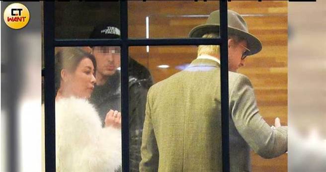 小俩口续摊进入店家，一直牵紧紧的手终于稍微松开一下。（图／本刊摄影组）